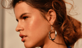 зібране волосся на сонці