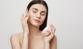 жінка наносить крем