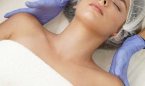 жінка лежить