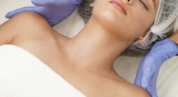 жінка лежить