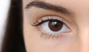 жіноче розплющене око