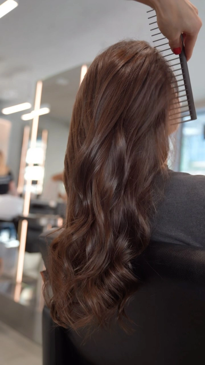 Hair color transition from black with a clean and refined finish.