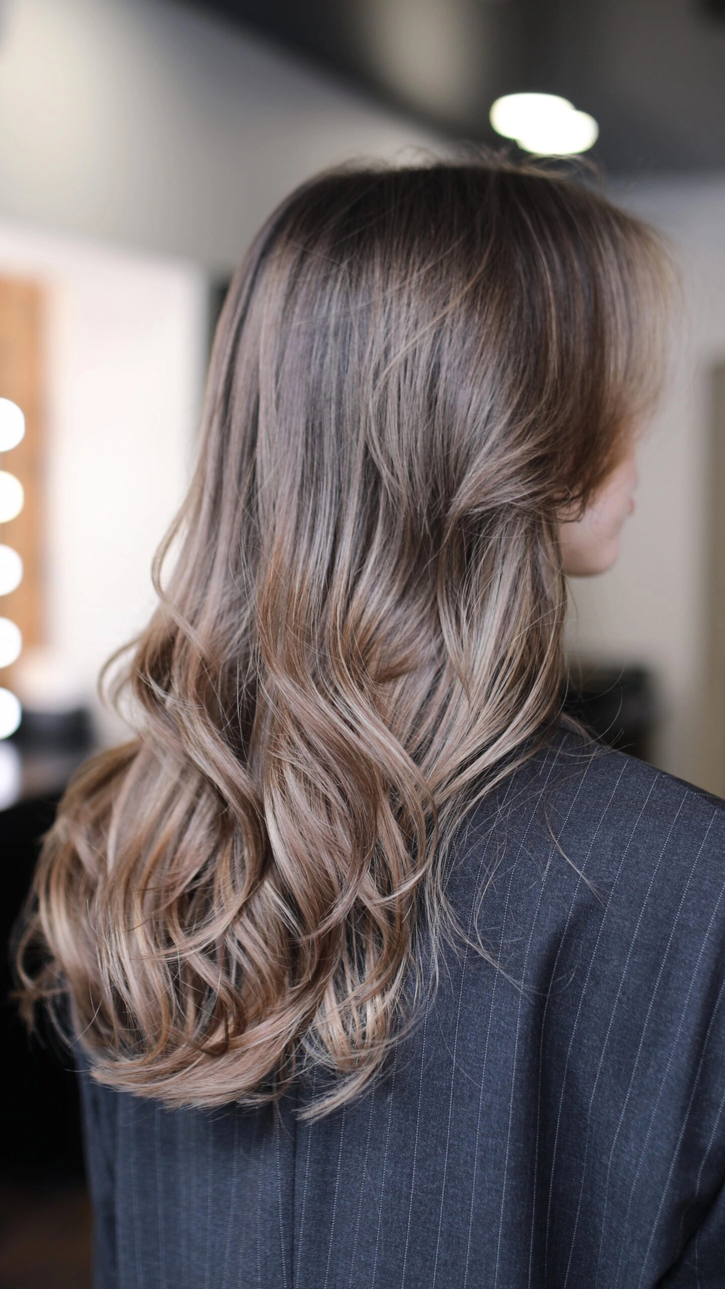 Hair color transition from black with an elegant and natural finish.